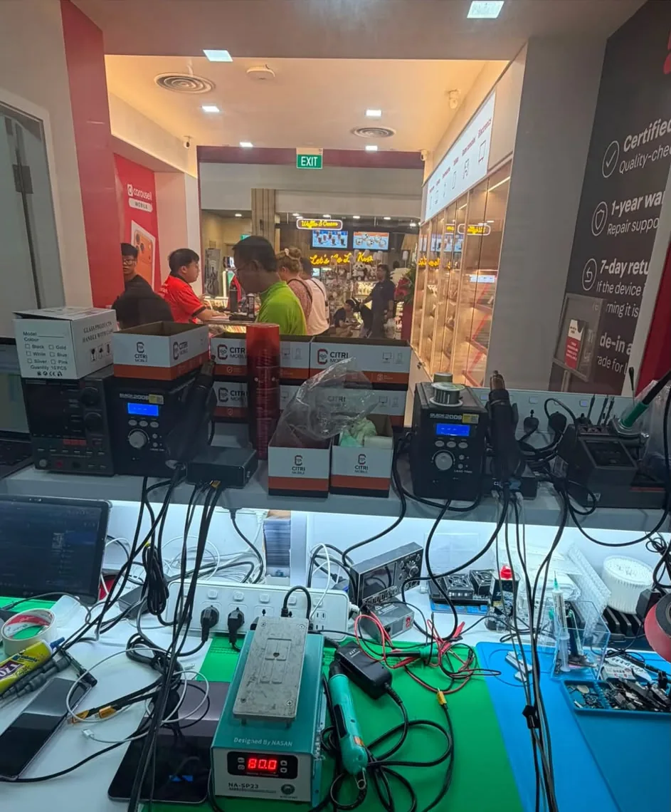 Customers at the Citri Mobile service counter at Jurong Point