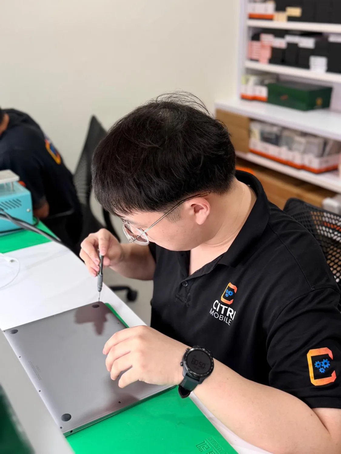 Citri Mobile technician servicing a MacBook