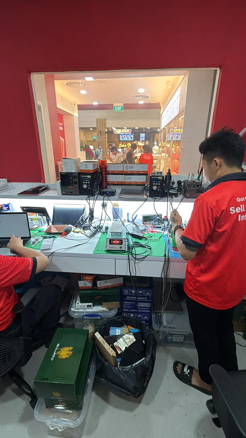 Citri Mobile technicians handling phones at the workshop bench